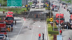 航空機が高速道路に墜落、１０人死亡　道路上の車両巻き添え　マレーシア