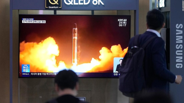 北朝鮮の偵察衛星発射の報道が放送されるニュース番組をみる人＝２４日、韓国・ソウル/Lee Jin-man/AP