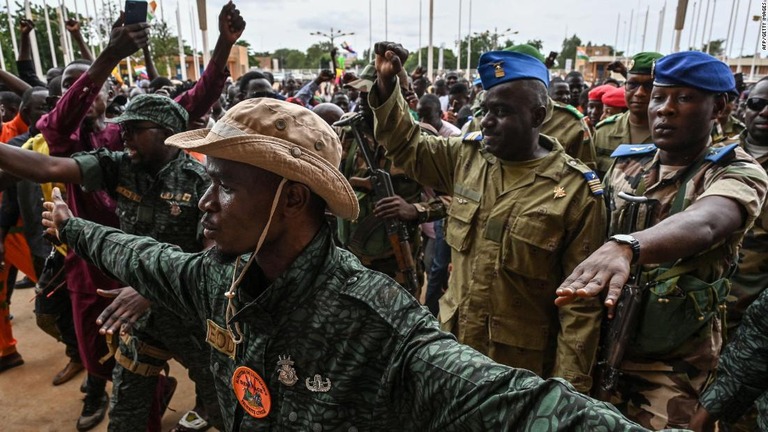 ニジェール国軍と支持者ら＝６日、ニジェール首都ニアメ/AFP/Getty Images