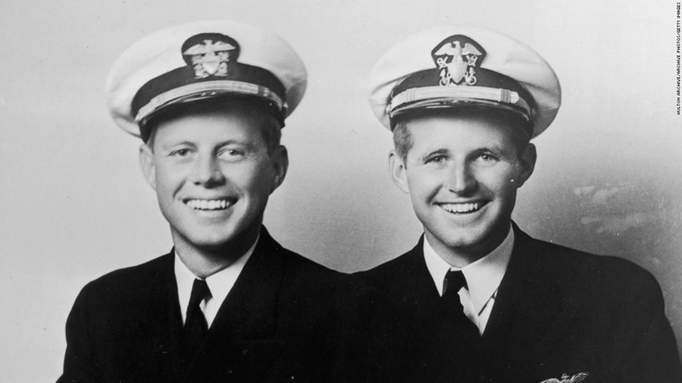 ケネディ元大統領（左）と兄のジョセフ・ケネディ・ジュニア氏/Hulton Archive/Archive Photos/Getty Images