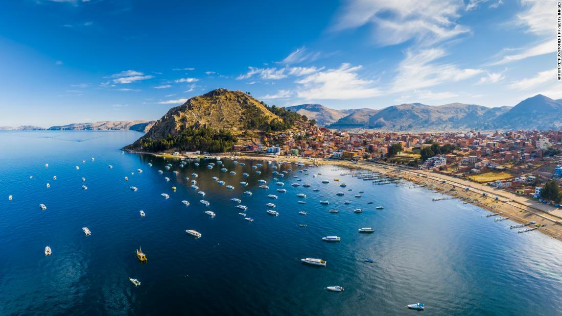 素晴らしい風景が観光客を魅了するティティカカ湖/Anton Petrus/Moment RF/Getty Images
