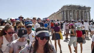 猛暑のなか、パルテノン神殿を訪れる観光客＝７月