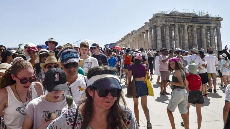 猛暑のなか、パルテノン神殿を訪れる観光客＝７月/Milos Bicanski/Getty Images/File