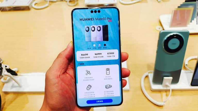 華為技術（ファーウェイ）の新型スマートフォン「Ｍａｔｅ６０Ｐｒｏ」＝５日、中国・上海/Costfoto/NurPhoto/Getty Images