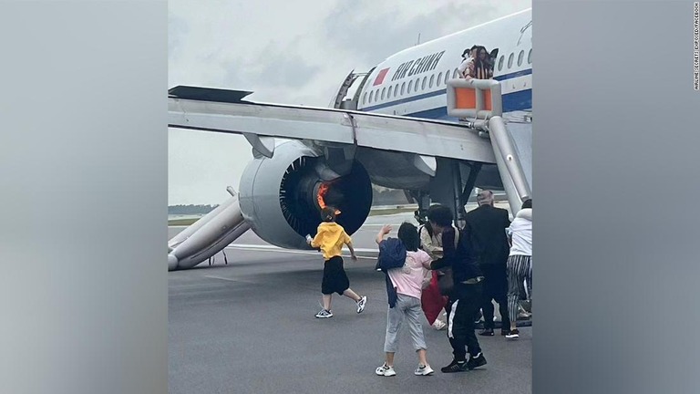 中国国際航空機でエンジン火災が発生し、着陸後に乗客乗員が避難した/Airline Secrets Exposed/Facebook