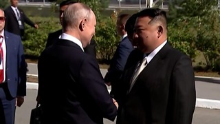 握手をかわすロシアのプーチン大統領（左）と北朝鮮の金正恩総書記