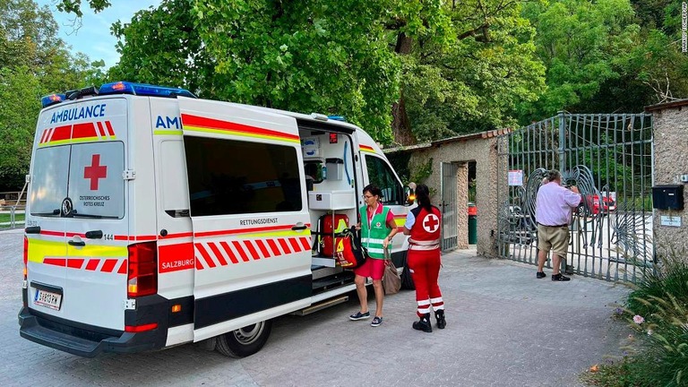 動物園に駆けつけた救急車＝１２日、オーストリアのザルツブルク・ヘルブルン動物園/Markus Tschepp/AP