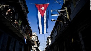 首都ハバナの街路に掲げられたキューバ国旗