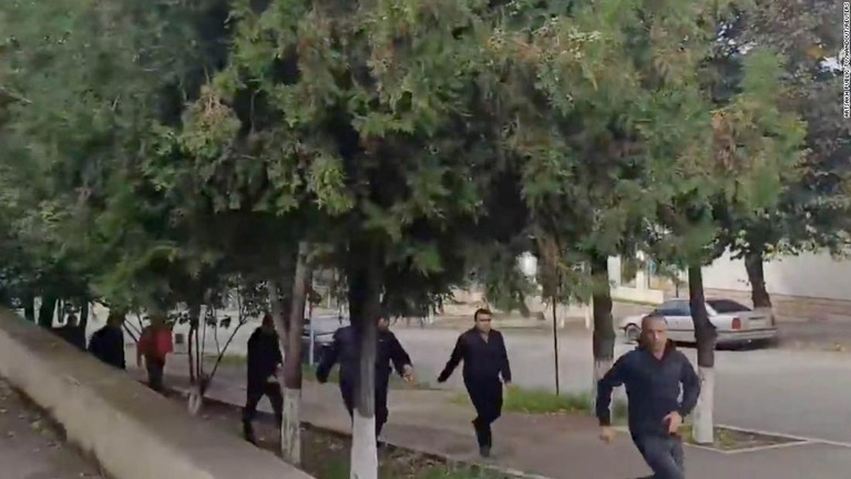 ステパナケルトで銃声や爆発音が響き、人々が走る様子/Artsakh Public TV/Handout/Reuters