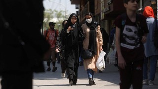 路上を歩くイラン人女性＝４月１５日、イラン・テヘラン