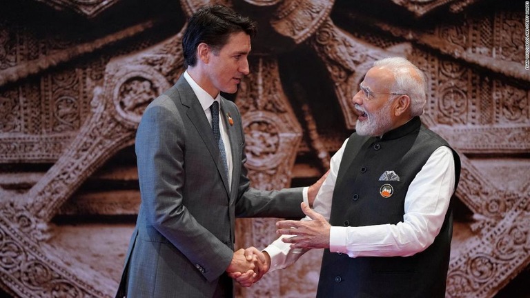 印首都でのＧ２０サミット前に握手を交わすモディ印首相（右）とカナダのトルドー首相/Evan Vucci/Pool/AFP/Getty Images