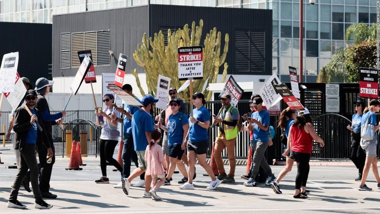 スタジオの前で抗議デモを行う全米脚本家組合（ＷＧＡ）のメンバー＝２４日、米カリフォルニア州/Allen J. Schaben/Los Angeles Times/Getty Images