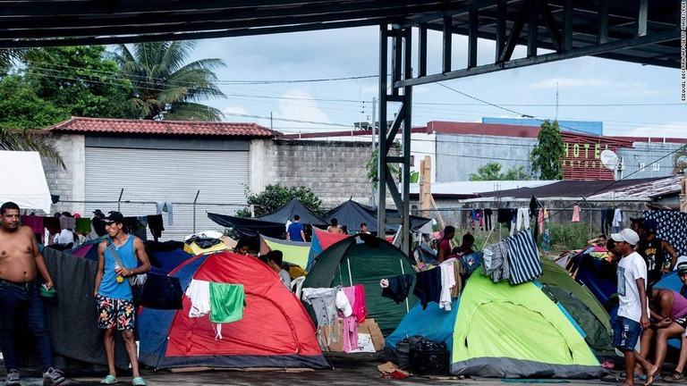 米国を目指す移民の急増を受けて、コスタリカが非常事態を宣言した/Ezequiel Becerra/AFP/Getty Images/FILE