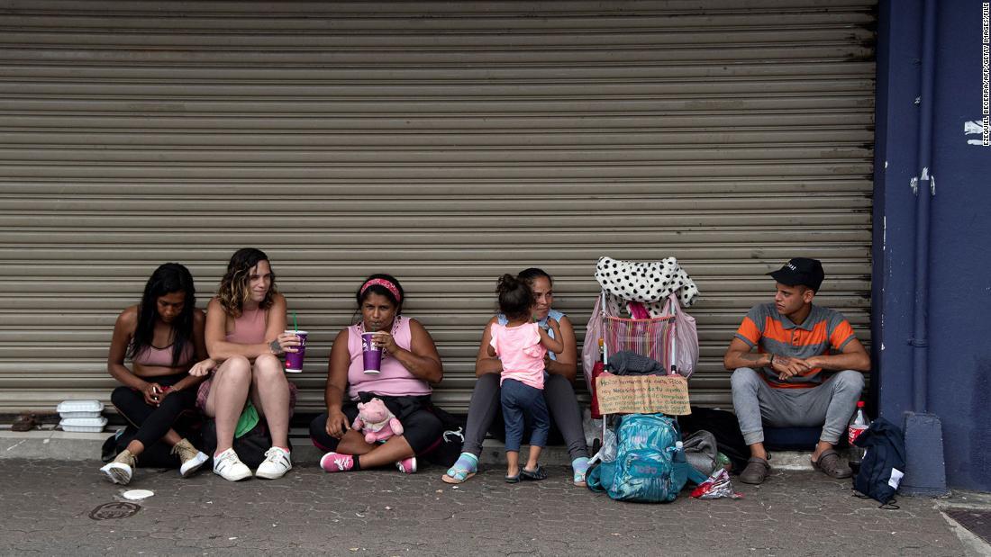 米国を目指すベネズエラの移民の集団＝２０２２年１０月、コスタリカ・サンホセ/Ezequiel Becerra/AFP/Getty Images/FILE