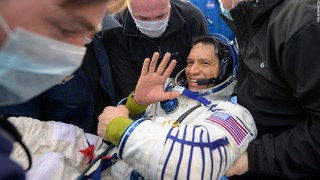 地球に帰還した米航空宇宙局（ＮＡＳＡ）の宇宙飛行士フランク・ルビオさん＝２７日、カザフスタンのジェスカズガン