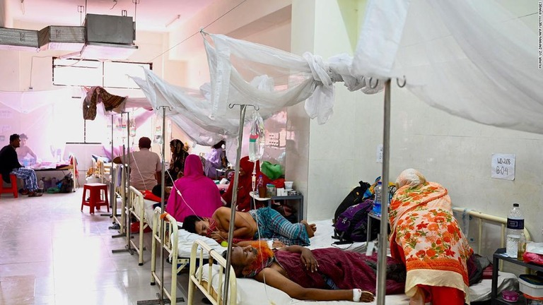 大学病院で治療を受けるデング熱の患者＝２日、ダッカ/Munir Uz Zaman/AFP/Getty Images
