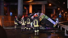 バスが橋から転落、２１人死亡　伊ベネチア近郊