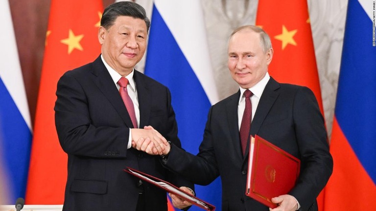 今年３月の会談で共同声明に署名後握手を交わすプーチン大統領（右）と習近平国家主席/Xie Huanchi/Xinhua/Getty Images