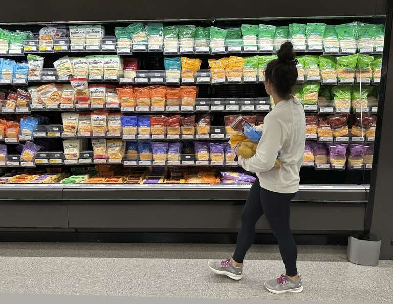 スーパーで買い物をする人＝４日、米コロラド州シェリダン/David Zalubowski/AP