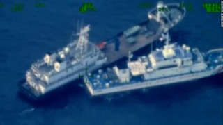 フィリピン軍が南シナ海での中国船との衝突を撮影した動画を公開した