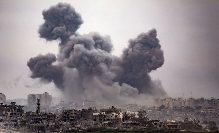 ２９日、パレスチナ自治区ガザ地区とイスラエルとの境から見える爆発の様子/Fadel Senna/AFP/Getty Images