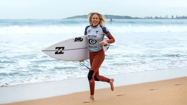 「パドルイン」で最大の波に乗った女性と認定されたサーファーのＬ・エネバーさん/Cait Miers/World Surf League/Getty Images/File