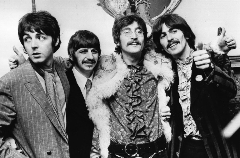 ビートルズ最後の「新曲」とされる「ナウ・アンド・ゼン」が全英チャートで１位を獲得した/John Pratt/Hulton Archive/Getty Images