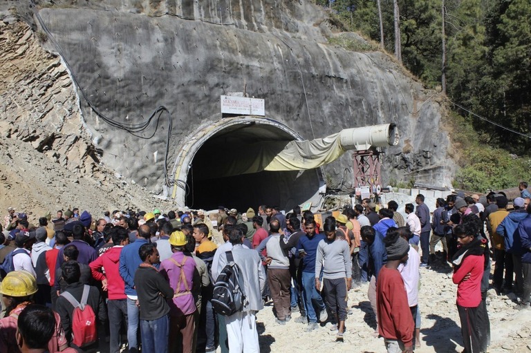 インド北部ウッタラカンド州で建設工事中にトンネルが崩落し作業員４０人が閉じ込められている/Rahul Grover/AP