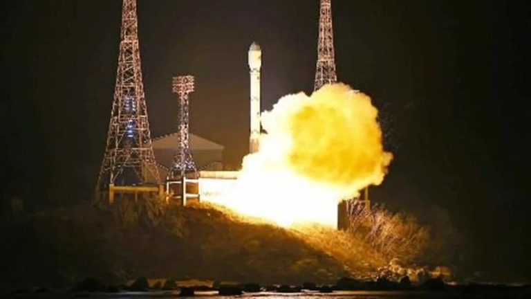 ２１日夜、北朝鮮の偵察衛星を搭載したロケットが打ち上げられた/Rodong Sinmun