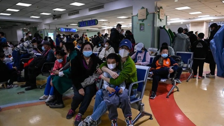 北京にある小児科病院で診察を待つ家族/Jade Gao/AFP/Getty Images