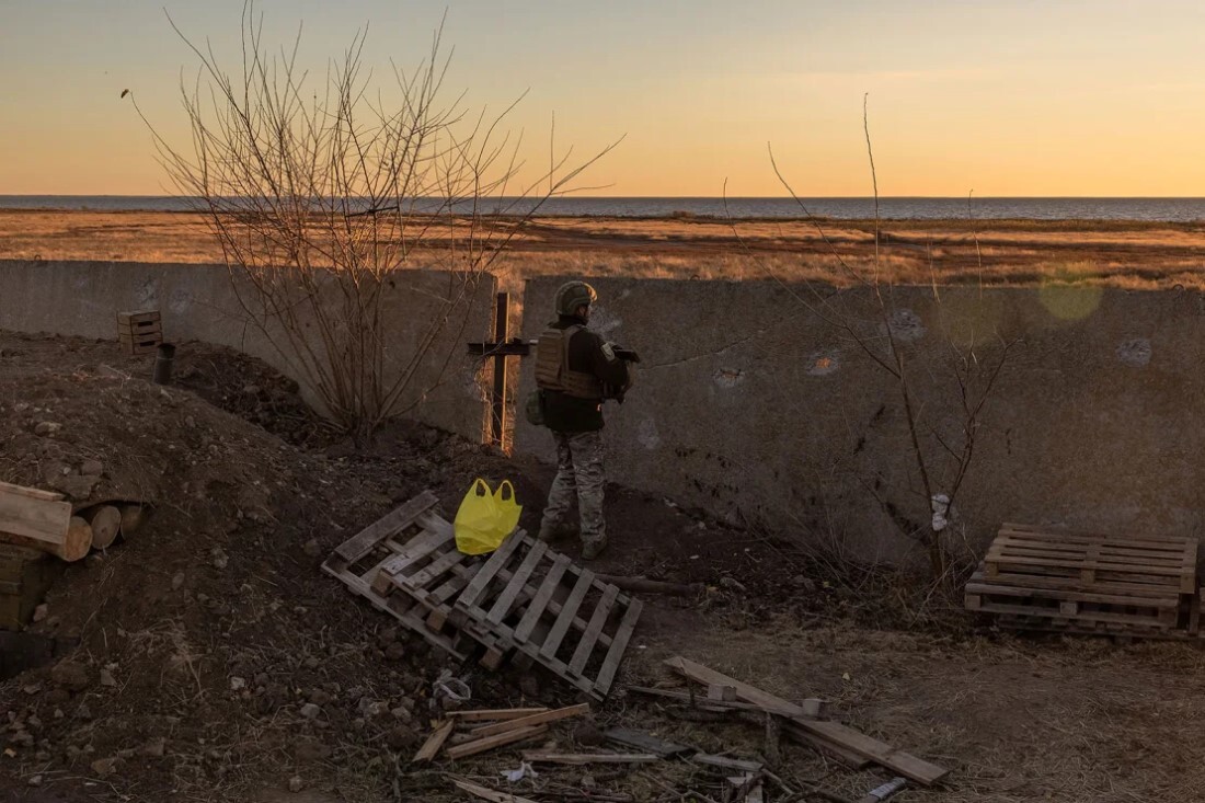 ドニプロ川で警戒に当たるウクライナ軍の要員＝１１月６日/Roman Pilipey/AFP/Getty Images