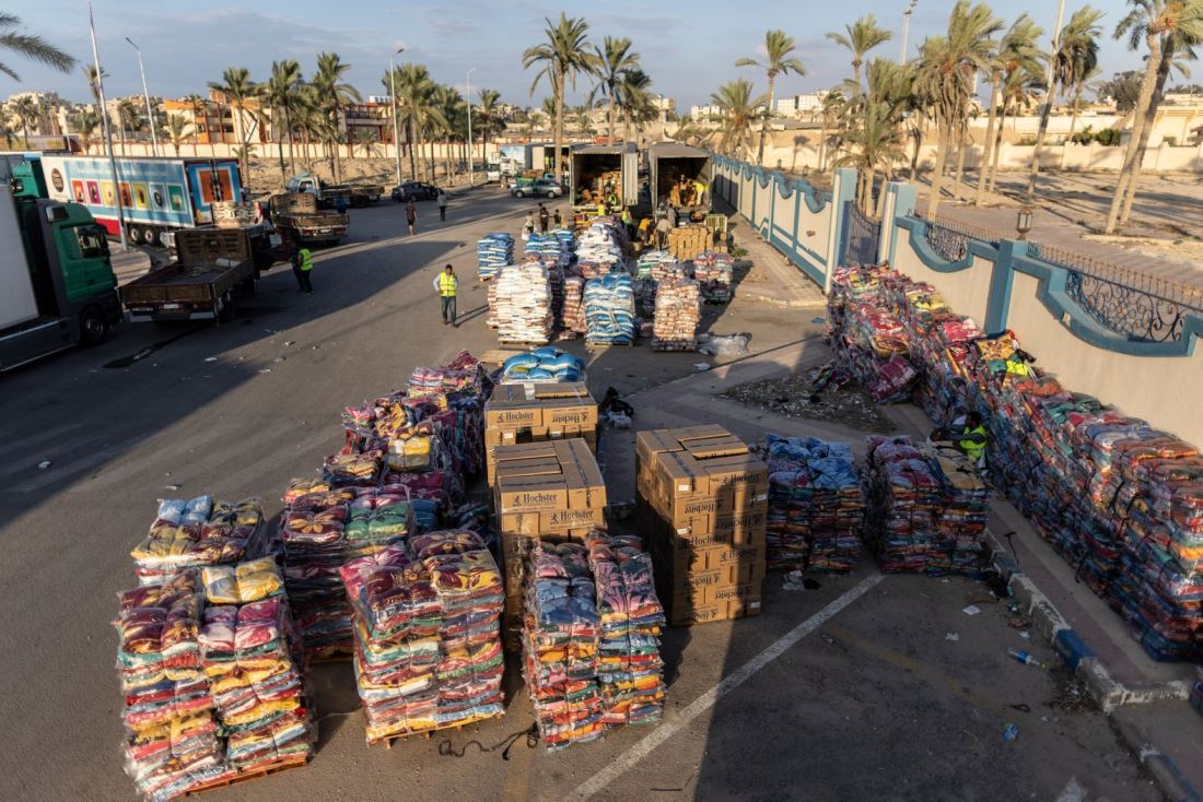 エジプト側に積まれた支援物資＝１０月１６日/Mahmoud Khaled/Getty Images