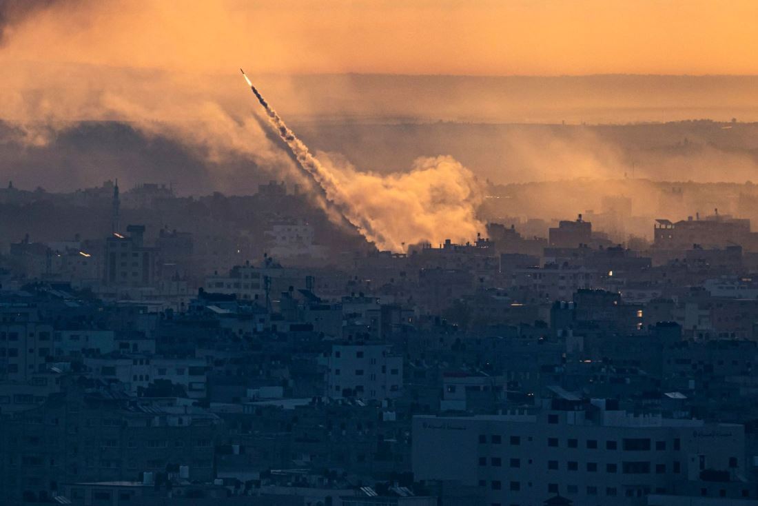 パレスチナ自治区ガザ地区からイスラエルへ向けて発射されたロケット弾＝１０月７日/Fatima Shbair/AP