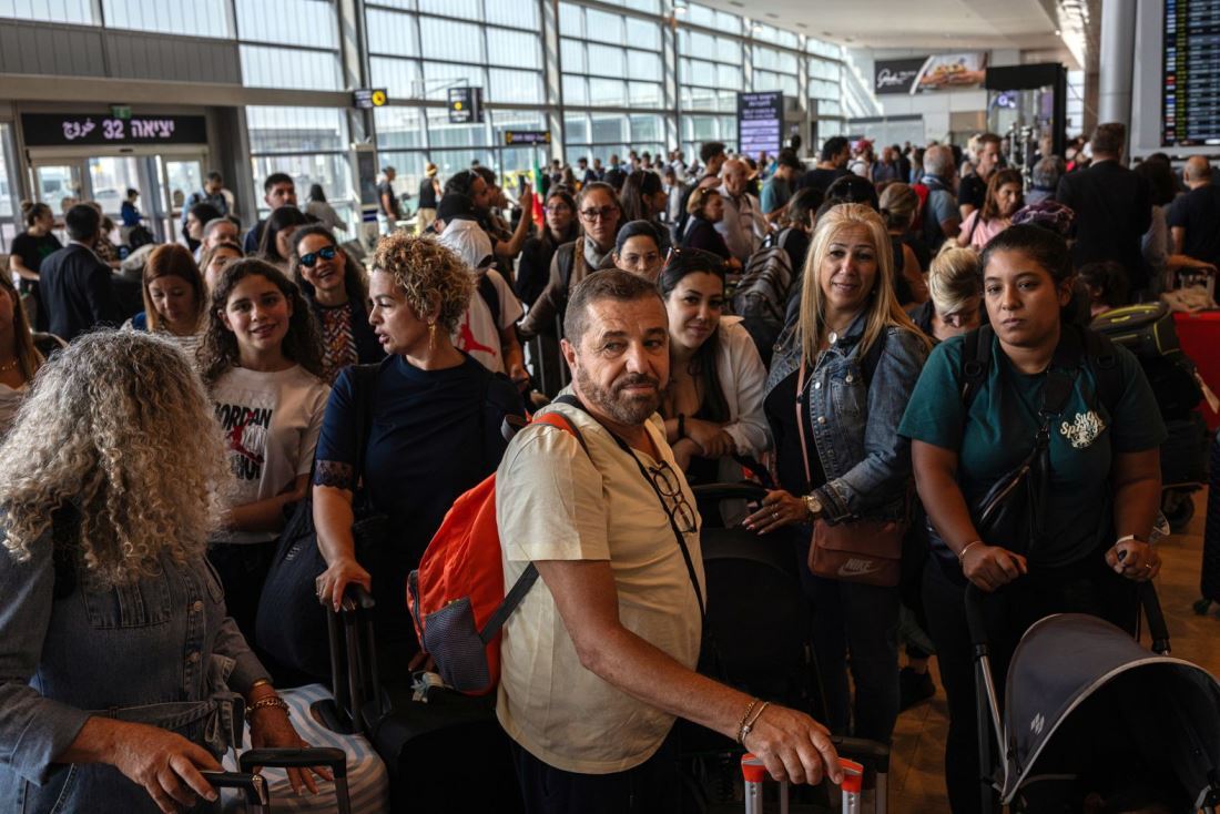 ベングリオン空港で予約した飛行機への搭乗を待つ人々＝１０月１０日/Tamir Kalifa/The New York Times/Redux
