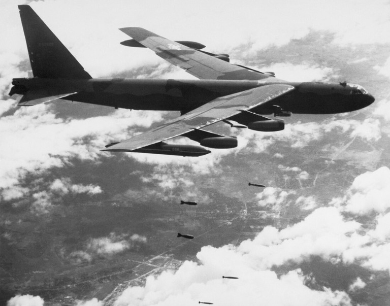 東南アジア上空を飛行する米戦略爆撃機「Ｂ５２」/Bettmann Archive/Getty Images