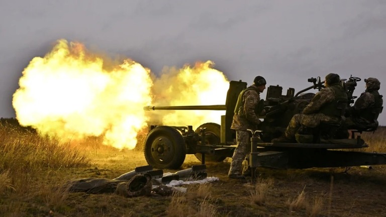 ウクライナ北部チェルニヒウで無人機攻撃の演習を行うウクライナ軍兵士/Sergei Supinsky/AFP/Getty Images