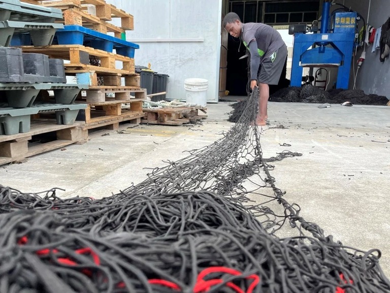 漁網の切断をするジョシュア・ティアトゥスさん/Paul Glader/CNN