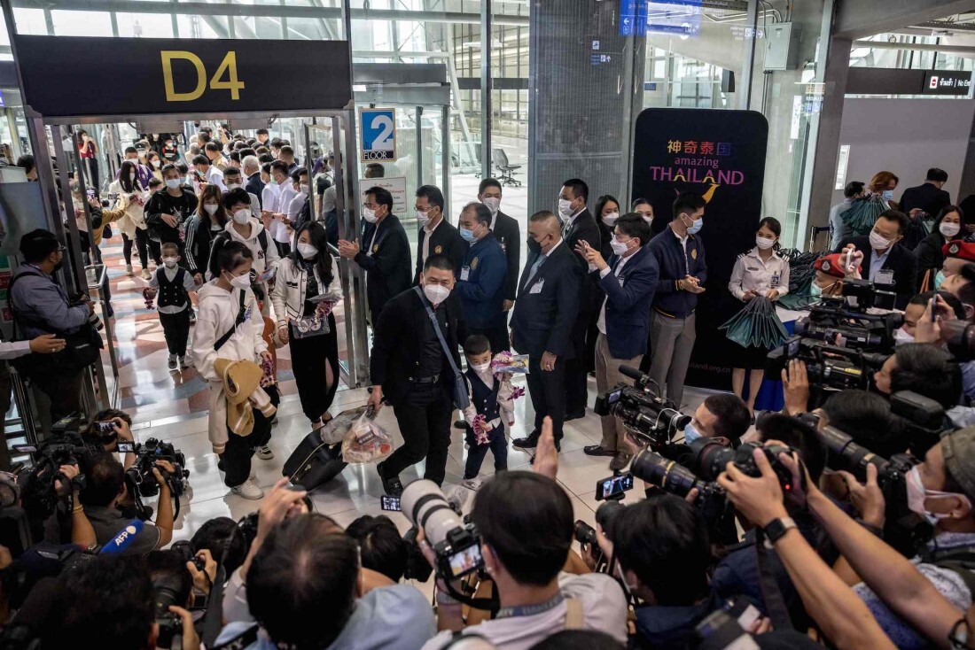 タイのメディア関係者に出迎えられる中国人旅行者＝タイ・バンコクのスワンナプーム空港
/Jack Taylor/AFP/Getty Images