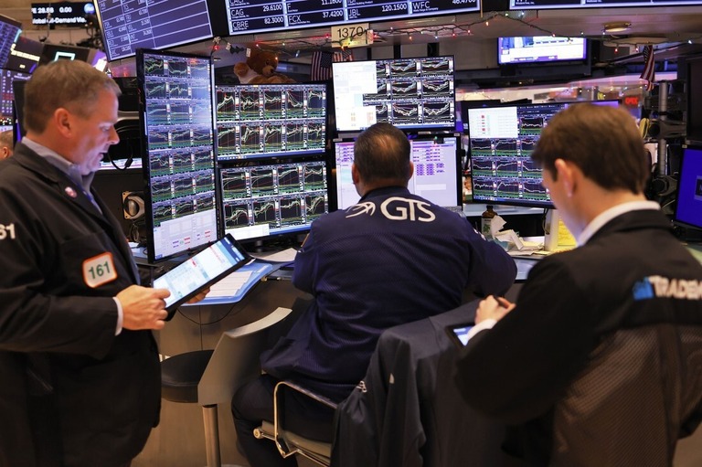 ニューヨーク証券取引所で働くトレーダー＝１３日、米ニューヨーク市/Michael M. Santiago/Getty Images
