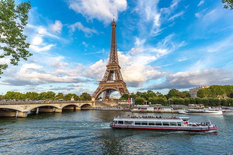 旅行先として最も魅力的な世界の都市に関する新たな報告書で、パリが首位に輝いた/lupengyu/Moment RF/Getty Images