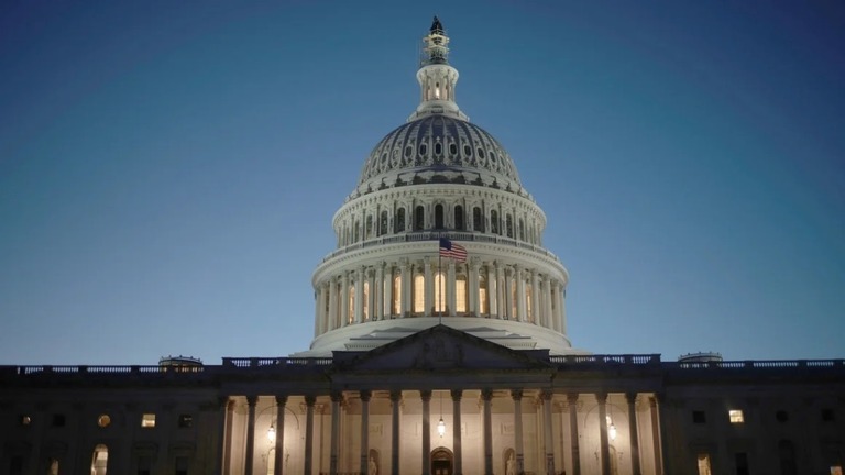 米議会内で性行為をしているらしい男性２人を撮影した動画が浮上し、議員事務所の職員が失職したことがわかった/Win McNamee/Getty Images