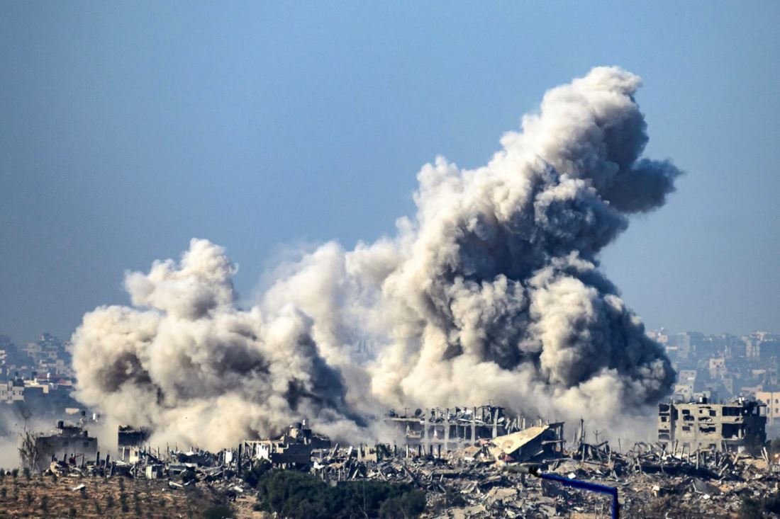 戦闘休止が終わり、イスラエル軍の攻撃によってガザの上空にあがる煙＝１２月１日/John MacDougall/AFP/Getty Images