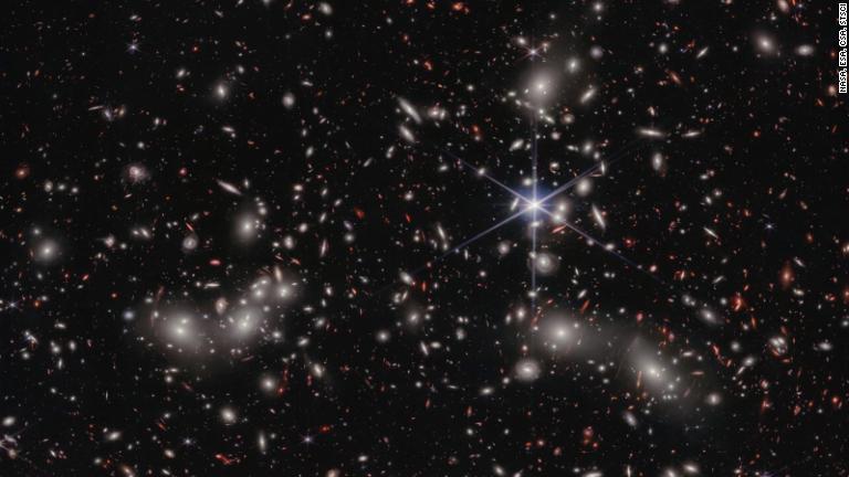 ウェッブ望遠鏡が捉えた「パンドラ銀河団」の新たな画像。近赤外線の光源が５万個も写っている/NASA, ESA, CSA, STScI
