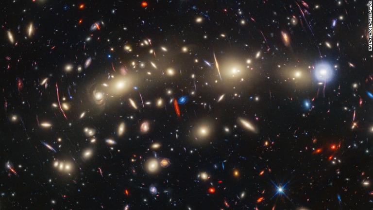 銀河団「ＭＡＣＳ０４１６」を克明に捉えた画像。ジェームズ・ウェッブ望遠鏡とハッブル望遠鏡の両方のデータを用い、合成画像をつくった/NASA/ESA/CSA/STScI/STScI