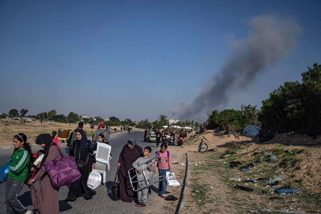 家財などを持って避難するパレスチナの人々＝１２月２日、パレスチナ自治区ガザ地区ハンユニス/Fatima Shbair/AP