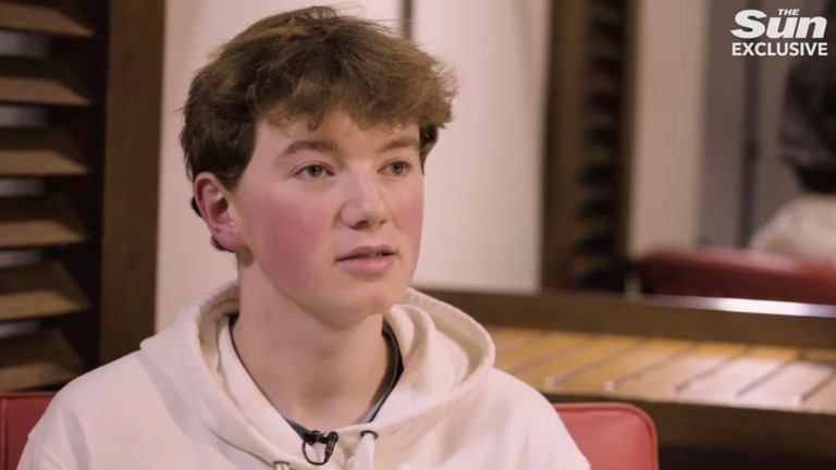 英紙のインタビューに答える現在１７歳のアレックス・バティさん/From The Sun