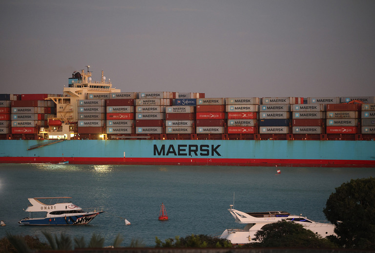 スエズ運河を南に抜けようとするマースクのコンテナ船/Stringer/Bloomberg/Getty Images