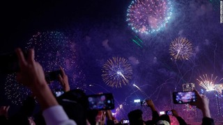 夜空に打ち上げられる花火＝香港
