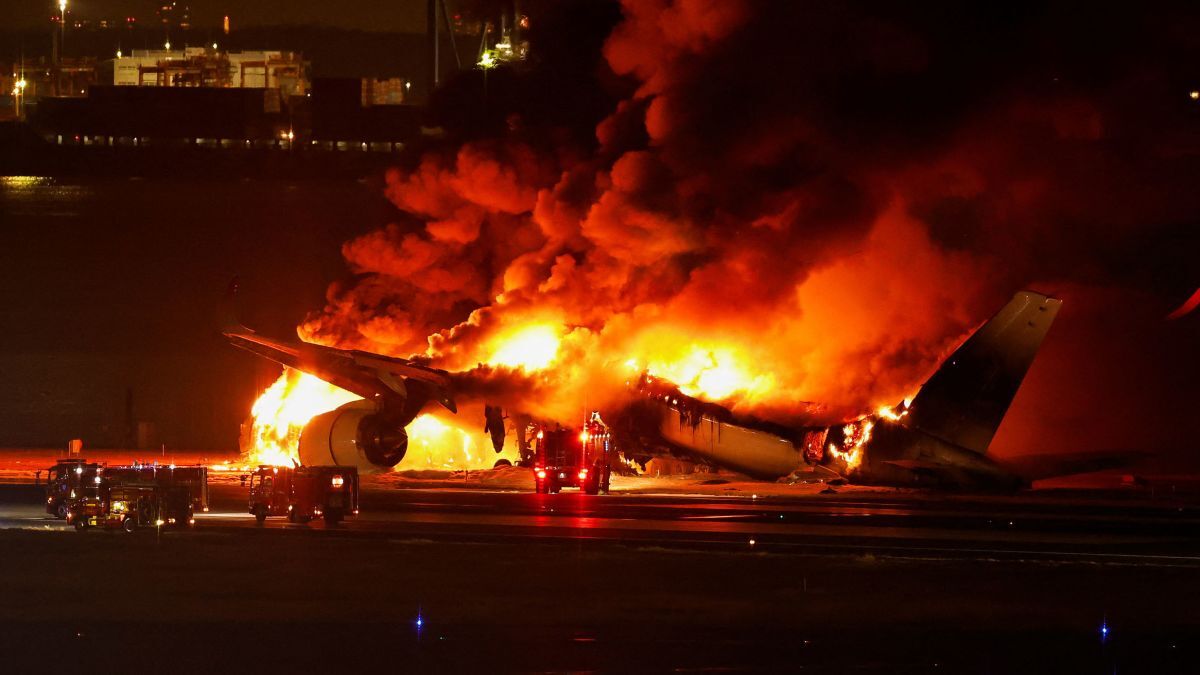 羽田空港で炎に包まれる日本航空機/Issei Kato/Reuters