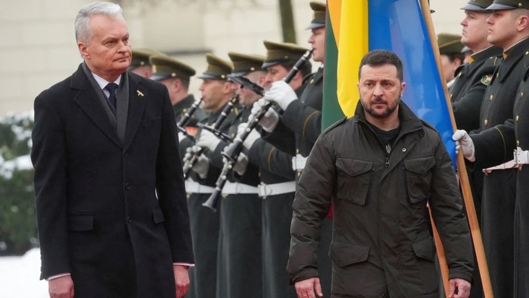 ウクライナのゼレンスキー大統領（右）とリトアニアのナウセーダ大統領＝１０日、リトアニアの首都ビリニュス/Ints Kalnins/Reuters